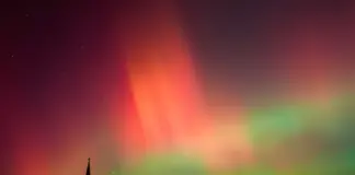 ΗΠΑ: Το εκπληκτικό βόρειο σέλας χρωμάτισε τον νυχτερινό ουρανό (ΦΩΤΟ) Ap25316193059694.jpg