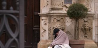 Oxfam: Οι δισεκατομμυριούχοι από τις χώρες της G20 θα μπορούσαν να τερματίσουν τη φτώχεια με τα κέρδη μιας χρονιάς Astegos 696x464