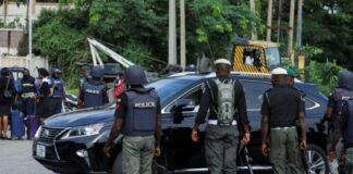 Νιγηρία: Ένοπλοι απήγαγαν πάνω από 300 μαθητές από καθολικό σχολείο Astynomia nigeria 696x464