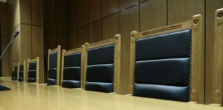 Γυναικοκτονία Κ. Γρίβα: Ελεύθερη με περιοριστικούς όρους η αξιωματικός υπηρεσίας Dikastirio e1696916705957 696x478