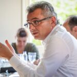 Να αμφισβητηθεί η νοοτροπία που τροφοδοτεί το μίσος, λέει ο Έρχιουρμαν για κάψιμο σημαίας Erhurman