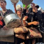 Παλαιστίνιοι συγκεντρώνονται για να λάβουν τρόφιμα Gaza