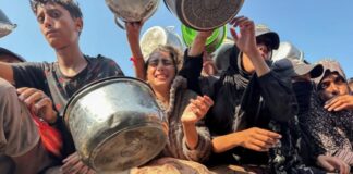 Παλαιστίνιοι συγκεντρώνονται για να λάβουν τρόφιμα Gaza