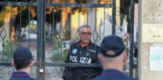 Ιταλία: Τον αναζητούσε η αστυνομία και αποφάσισε να κρυφτεί σε φάτνη προσποιούμενος τον βοσκό Italia astynomia 696x464