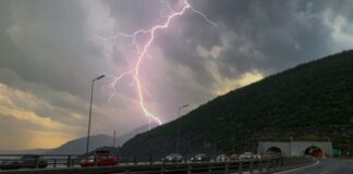Η Adel χτυπά την Αττική με καταιγίδες και κεραυνούς – Άνοιξαν οι ουρανοί Keravnos e1732958885325 696x497
