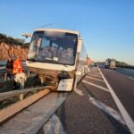 Τουριστικό λεωφορείο έπεσε σε μπάρες – 5 τραυματίες Leoforeio 696x522