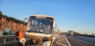 Τουριστικό λεωφορείο έπεσε σε μπάρες – 5 τραυματίες Leoforeio 696x522