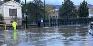 Λέσβος: Σοβαρά προβλήματα από την έντονη βροχόπτωση – Πλημμύρισαν δρόμοι και σπίτια (ΦΩΤΟ-ΒΙΝΤΕΟ) Lesbos 696x522