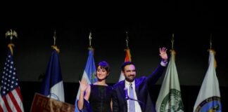 Η πρώτη ομιλία Μαμντάνι – Τα μηνύματα, το όραμα για τη Νέα Υόρκη και η αναφορά στον Τραμπ Mamdani wife 696x464