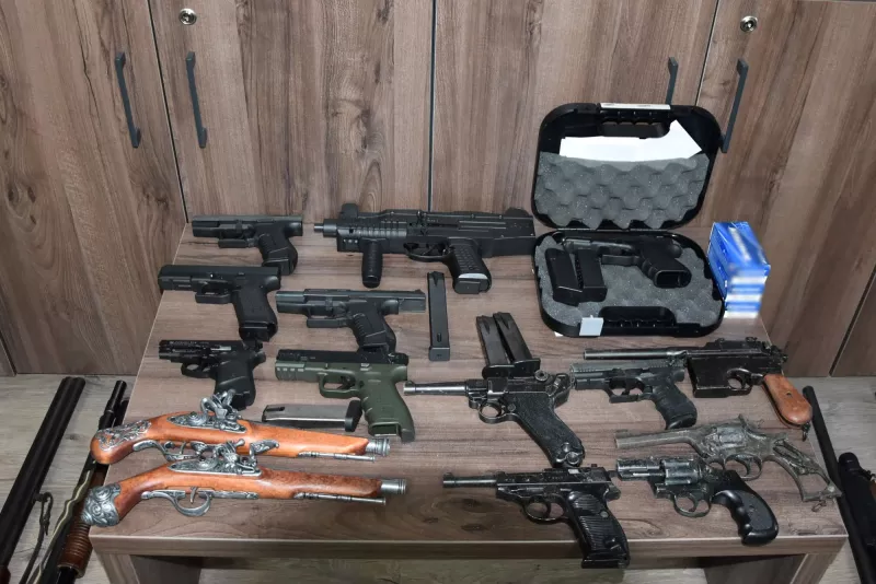 Opla kriti elas1.jpg