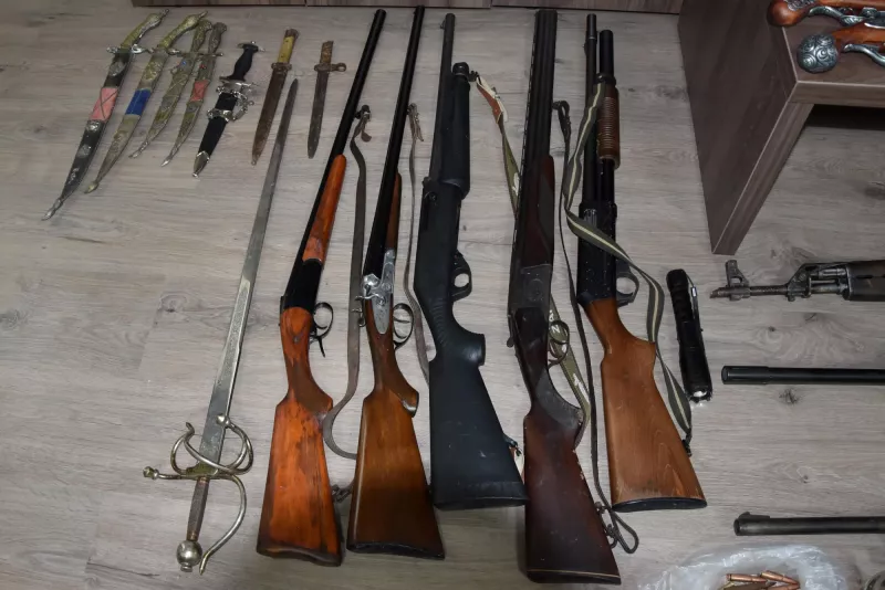 Opla kriti elas3.jpg