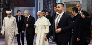 Επίσκεψη του Πάπα Λέοντος στο Μπλε Τζαμί: Έβγαλε τα παπούτσια του, αλλά δεν προσευχήθηκε Papas mple tzami 2 696x464