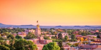 Η πρώτη πόλη στις ΗΠΑ που συνδέει τον κατώτατο μισθό με τα ενοίκια και τους λογαριασμούς Santafe 696x464