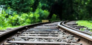 Βρετανία: Εκτροχιασμός τρένου στη βορειοδυτική Αγγλία Sidirodromoi rages 696x464