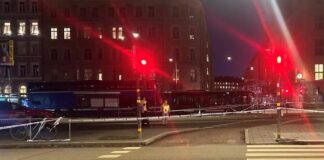 Σουηδία: Λεωφορείο έπεσε σε στάση στη Στοκχόλμη – Αναφορές για νεκρούς και τραυματίες (φωτό) Souidia astynomia stokxolmh 05 696x506