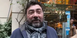 Ο πρώτος άνθρωπος που αγόρασε το βιβλίο Τσίπρα: «Έφυγα από τα Τρίκαλα για να το πάρω» Tsipras biblio orangepress.png