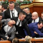 Χαμός στο κοινοβούλιο της Αλβανίας – Πέταξαν νερά, άναψαν φωτοβολίδες (ΒΙΝΤΕΟ) 2025 12 18T112554Z 1965109266 RC2YIIAAFCQ3 RTRMADP 5 ALBANIA PARLIAMENT SCUFFLE 1200x800