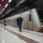 Μετρό: Εκτός λειτουργίας προσωρινά το τμήμα Χολαργός-Δουκίσσης Πλακεντίας- Αεροδρόμιο ÐÁÑÁÄÏÓÇ ÓÔÏ ÅÐÉÂÁÔÉÊÏ ÊÏÉÍÏ ÔÙÍ ÔÑÉÙÍ ÍÅÙÍ ÓÔÁÈÌÙÍ ÔÏÕ ÌÅÔÑÏ ÔÇÓ ÃÑÁÌÌÇÓ 3 ÓÔÏÍ ÐÅÉÑÁÉÁ ÓÔÁÈÌÏÓ "ÐÅÉÑÁÉÁÓ"