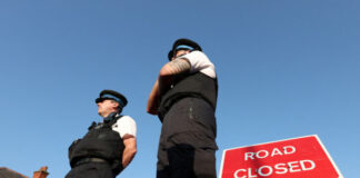 Βρετανία: 15χρονος κατηγορείται για δολοφονία 9χρονης – Είχε συλληφθεί ως ύποπτος για τον θάνατό της FILE PHOTO: Police officers stand near a "Road closed" sign, on the junction of Tithebarn Road and Hart Street, near the scene where a teenage suspect was arrested after people were stabbed in Southport