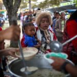 Εκτοπισμένοι σχηματίζουν ουρά για φαγητό εν μέσω συγκρούσεων Ταϊλάνδης-Καμπότζης Screenshot 2025 12 15