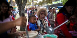 Εκτοπισμένοι σχηματίζουν ουρά για φαγητό εν μέσω συγκρούσεων Ταϊλάνδης-Καμπότζης Screenshot 2025 12 15