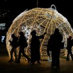 Γιγάντια φωτισμένη χριστουγεννιάτικη μπάλα στο Τσέστερ της Βρετανίας Screenshot 2025 12 15