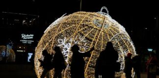 Γιγάντια φωτισμένη χριστουγεννιάτικη μπάλα στο Τσέστερ της Βρετανίας Screenshot 2025 12 15