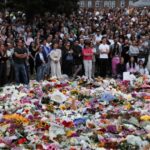 Σίδνεϊ: Άνθρωποι αποτίουν φόρο τιμής στα θύματα πυροβολισμών Screenshot 2025 12 16