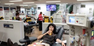 Νεαροί δίνουν αίμα μετά την μαζική ένοπλη επίθεση στο Σίδνεϊ Screenshot 2025 12 17