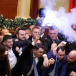 Αλβανία: Επεισόδια στη Βουλή – Βουλευτές άναψαν φωτοβολίδες Screenshot 2025 12 19
