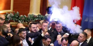 Αλβανία: Επεισόδια στη Βουλή – Βουλευτές άναψαν φωτοβολίδες Screenshot 2025 12 19