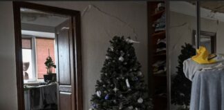 Χριστουγεννιάτικο δέντρο σε ένα κατεστραμμένο σπίτι στην Ουκρανία Screenshot 2025 12 30 102547.webp