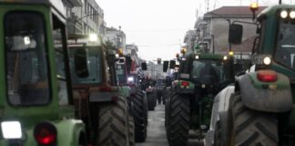 Δυτ. Μακεδονία: Κλιμακώνουν οι αγρότες με αποκλεισμούς δρόμων και κλείσιμο παρακαμπτηρίων Trakter 1 696x472