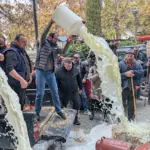 Αποφασισμένοι οι αρότες στην Ελλάδα: «Περιμένουμε τον πρωθυπουργό» – 2.000 τρακτέρ στον Ε65 Agrotes maketa