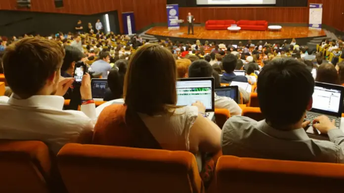 Amfitheatro panepistimio arthro