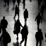 Στο 0,001% συγκεντρωμένος τριπλάσιος πλούτος από το φτωχότερο μισό του πλανήτη Commuters walk through Waterloo station during rush hour, as the number of Coronavirus cases grow around the world, in London