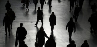 Στο 0,001% συγκεντρωμένος τριπλάσιος πλούτος από το φτωχότερο μισό του πλανήτη Commuters walk through Waterloo station during rush hour, as the number of Coronavirus cases grow around the world, in London