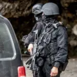 Kαλάσνικοφ και πιστόλια με σιγαστήρα βρέθηκαν σε όχημα στα Καλύβια Astinomia eurokinissi 3 0.jpg