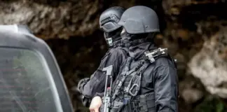 Kαλάσνικοφ και πιστόλια με σιγαστήρα βρέθηκαν σε όχημα στα Καλύβια Astinomia eurokinissi 3 0.jpg