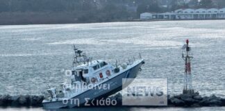 Βόλος: Σκάφος του Λιμενικού «καρφώθηκε» πάνω σε κυματοθραύστη Bolos limeniko