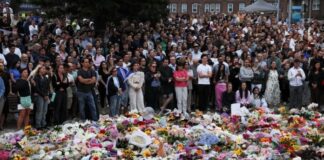 Εθνικό πένθος στην Αυστραλία μετά το μακελειό στη Μπόνταϊ – Σχέδιο επαναγοράς όπλων ανακοινώνει η κυβέρνηση Bondibeach 1 696x464