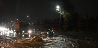 Πάνω από 1 μέτρο η στάθμη του νερού σε Νέα Πέραμο – Σοβαρά προβλήματα και στη Μάνδρα Byron 696x464