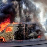 Στις φλόγες αυτοκίνητο έξω από το γήπεδο Καραϊσκάκη – Και σύγκρουση οχημάτων Fotia autokinio