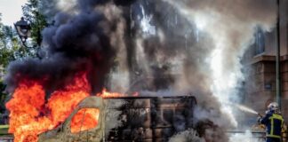 Στις φλόγες αυτοκίνητο έξω από το γήπεδο Καραϊσκάκη – Και σύγκρουση οχημάτων Fotia autokinio