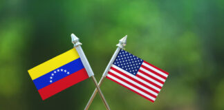 Δικαστής ΗΠΑ διατάσσει την Κυβέρνηση να φέρει πίσω 137 υπηκόους Βενεζουέλας που απέλασε United,States,Of,America,And,Venezuela,Small,Flag,With,Blur