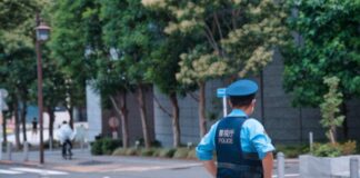 Ιαπωνία: 15 τραυματίες μετά από επίθεση με μαχαίρι και χλωρίνη σε εργοστάσιο – Μία σύλληψη Iaponia astinomia 696x465