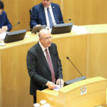 Υπουργός Οικονομικών – Ομιλία ενώ