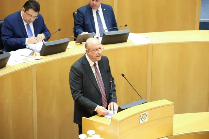 Υπουργός Οικονομικών – Ομιλία ενώ