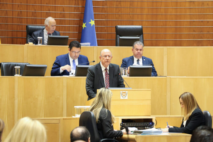 Υπουργός Οικονομικών – Ομιλία ενώ