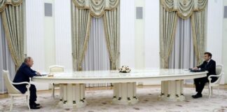 Παράθυρο για συνάντηση με Πούτιν ανοίγει το Παρίσι: «Ευπρόσδεκτη η προθυμία για διάλογο» Macron putin 696x441